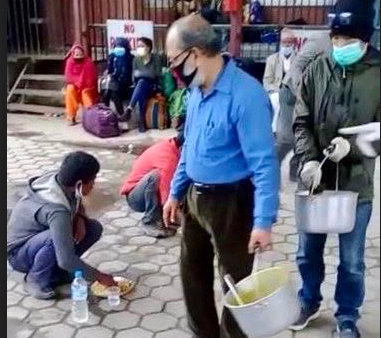 एलआइसी नेपालका कर्मचारीद्धारा बटुवालाई भोजन वितरण