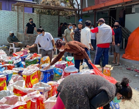 त्रिशक्ति क्लबले बाड्यो, १ सय १५ परिवारलाई राहत