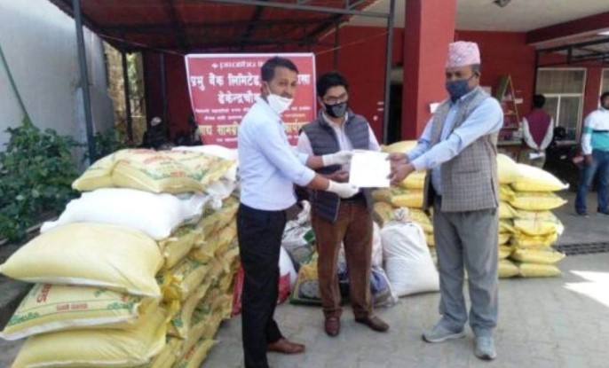 प्रभु बैंकद्धारा नारायण नगरपालिकालाई खाद्य सामग्री वितरणमा सहयोग
