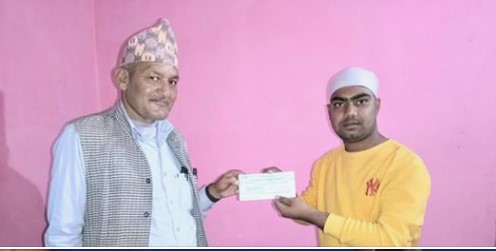 आगलागी पिडितलाई प्रिमियर इन्स्योरेन्सद्धारा बीमा दाबी भुक्तानी