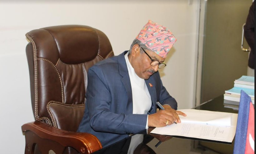 नवनियुक्त गभर्नर अधिकारीले सम्हाले कार्यभार