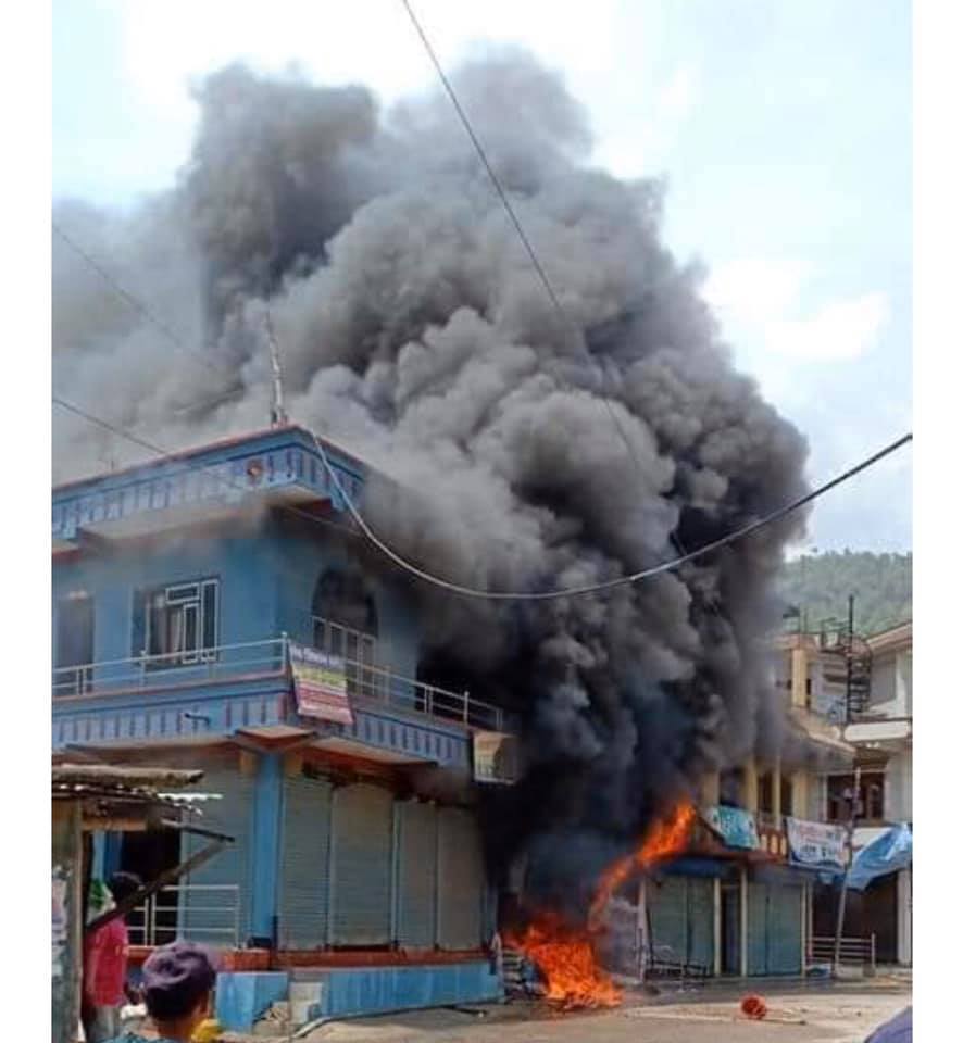 गुल्मीको शान्तिपुर बसपार्कमा आगोलागी, एकको मृत्यु, लाखौंको क्षति