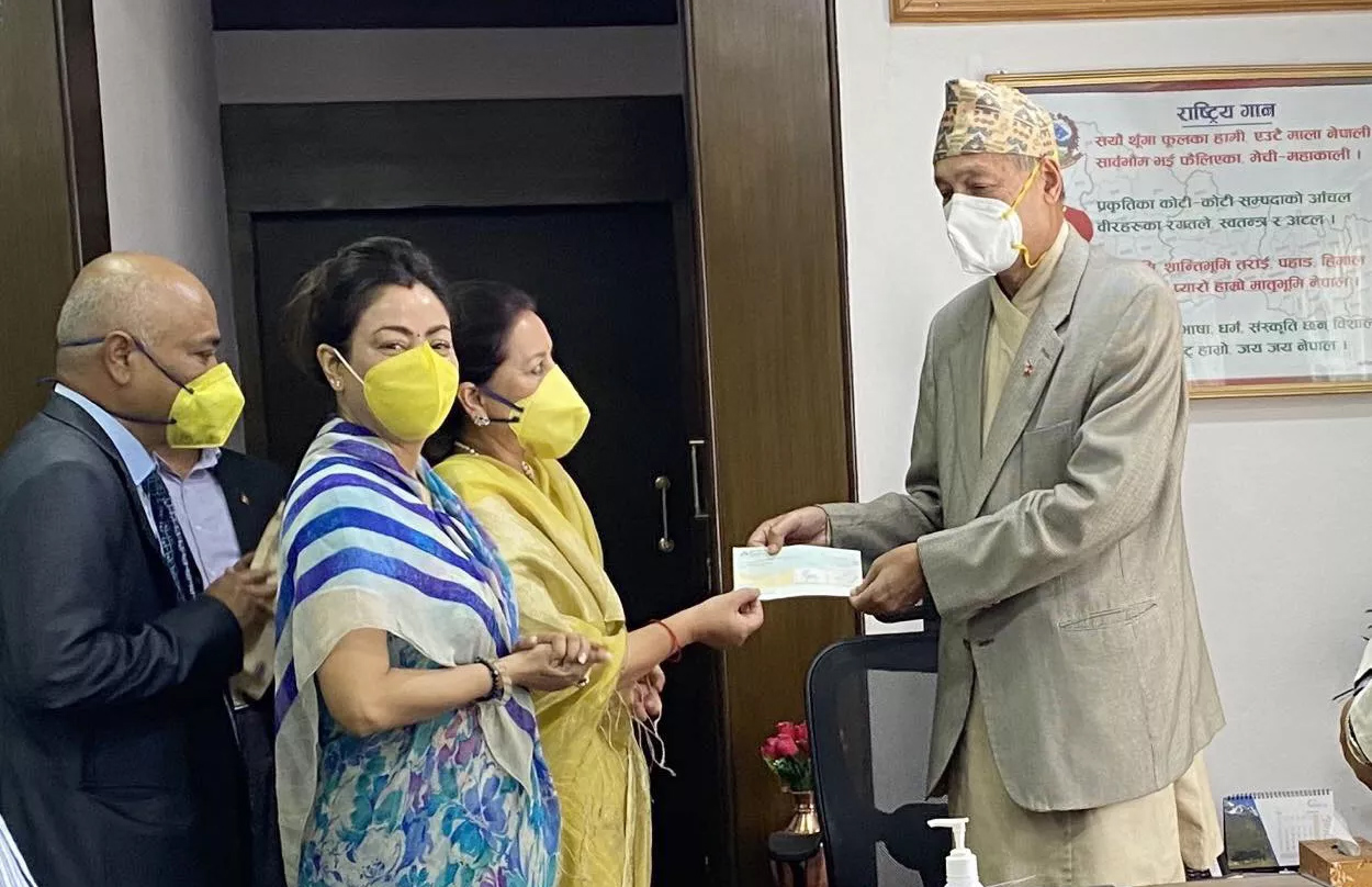 नेशनल लाइफ इन्स्योरेन्सद्वारा ५१ लाख रुपैयाँ अर्थमन्त्रीलाई हस्तान्तरण