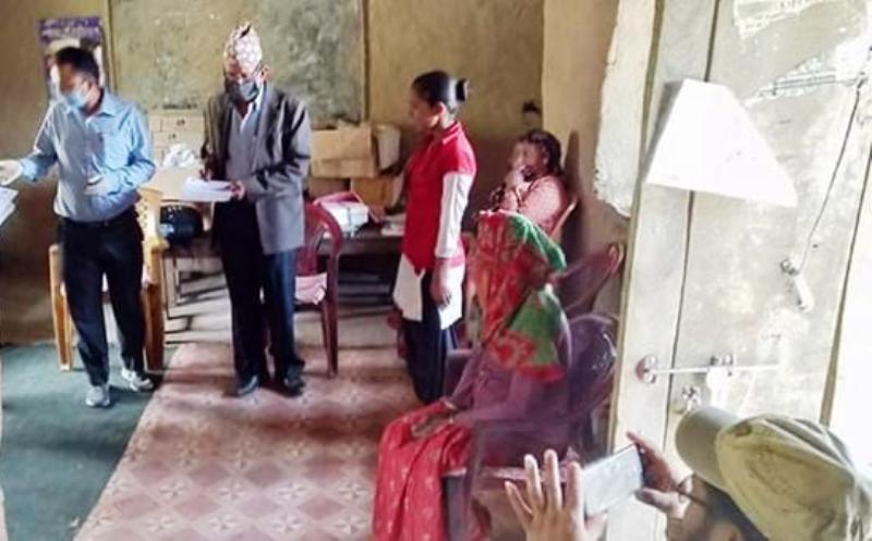 निर्धन उत्थान लघुवित्तद्धारा छात्रवृत्ति वितरण