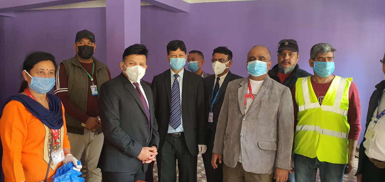 नेको इन्स्योरेन्सका कर्मचारीद्वारा ३०० जनालाई खाद्यान्न सहयोग