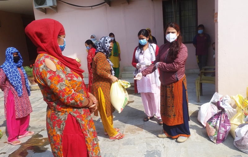 घरेलु लघुवित्तद्धारा विपन्न घर परिवारलाई आर्थिक तथा खाद्यान्न सहयोग