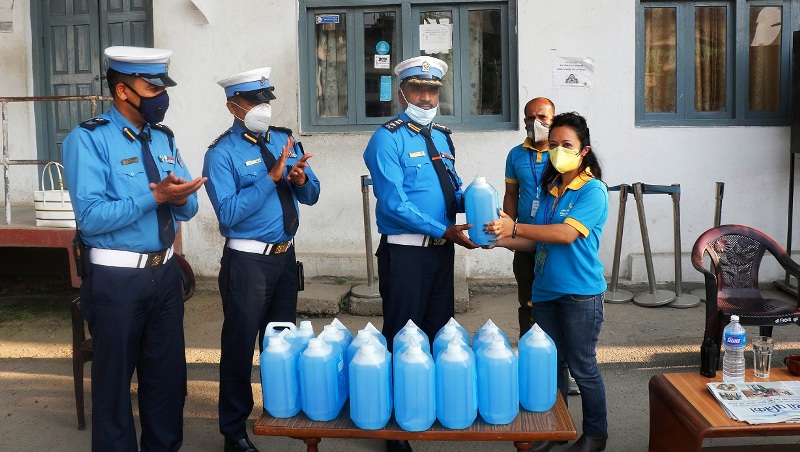 कुमारी बैंकद्धारा ट्राफिक प्रहरीलाई सेनिटाईजर सहयोग