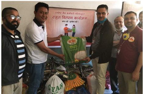 एभरेष्ट बैंकका कर्मचारीद्धारा राहत सामग्री वितरण