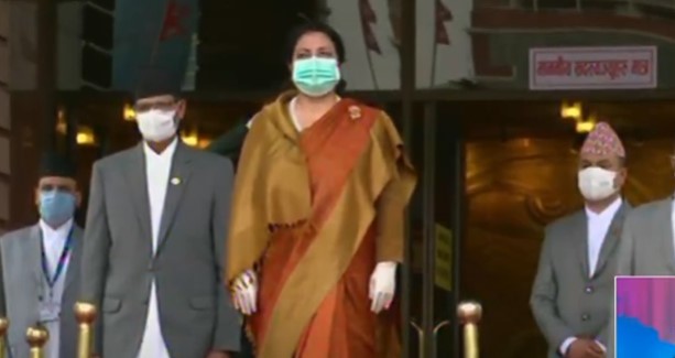 मास्क लगाएर संसद भवनमा प्रवेश गरिन् राष्ट्रपति