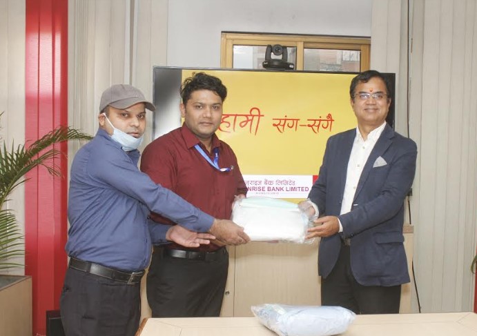 सनराइन बैंकद्धारा महाभारत गाँउपालिका र मेडिकल कलेजलाई पीपीई हस्तान्तरण