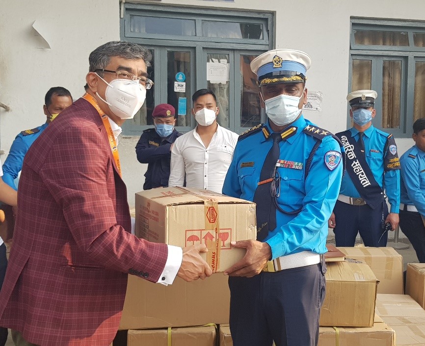 शिखर इन्स्योरेन्सबाट ट्राफिक प्रहरीलाई स्वास्थ्य सुरक्षा समाग्री वितरण