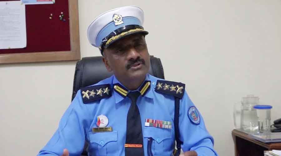 बैंक तथा बीमा कम्पनीका कर्मचारी दिउँसो बाहिर निस्कन नपाउने, गाडी चढेर कार्यालय आउने, गाडीमै घर फर्कनुपर्ने