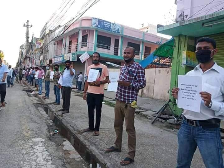 लकडाउन खोल्न माग गर्दै बीरगन्जमा प्रदर्शन