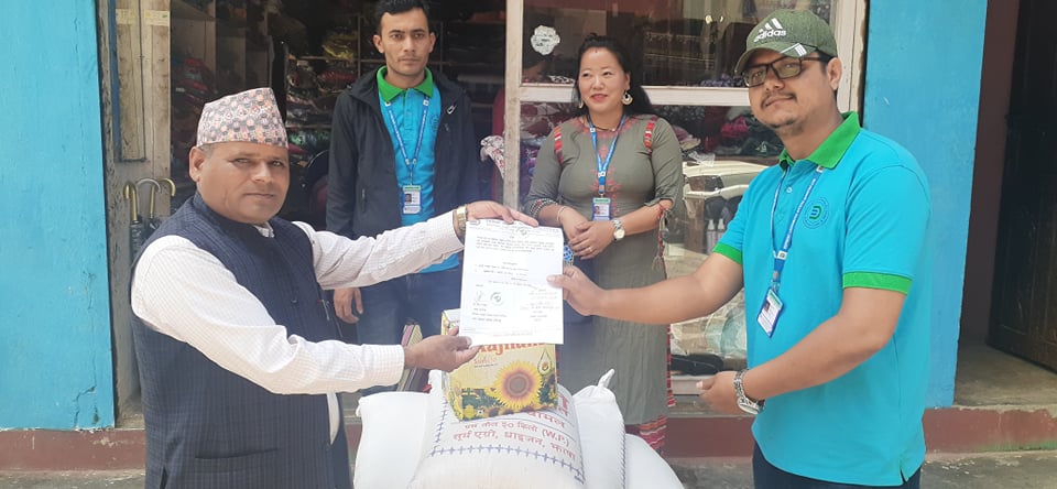 डिप्रोक्स लघुबित्तद्धारा बिपन्न वर्गलाई खाधान्न सामाग्री सहयोग