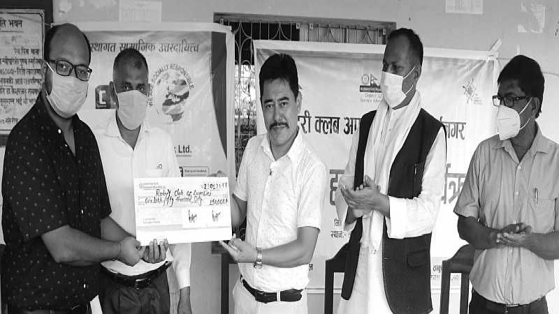 महालक्ष्मी विकास बैंकद्धारा विद्यालयलाई आर्थिक सहयोग