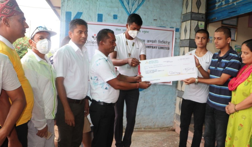 युनियन लाइफद्धारा मृतकको परिवारलाई बीमा वापतको रकम हस्तान्तरण