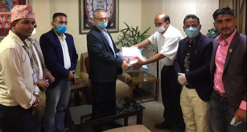 नेपाल राष्ट्रिय व्यवसायी महासंघद्धारा सरकारलाई स्वास्थ्य सामाग्री हस्तान्तरण