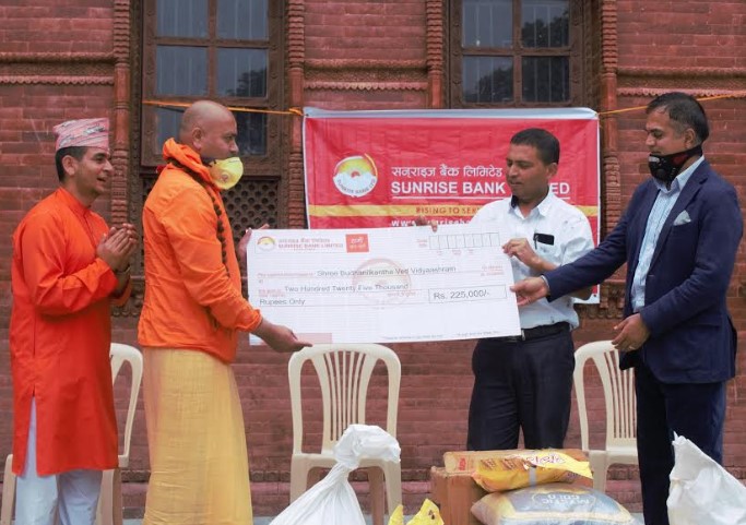 सनराइज बैंकद्धारा बुढानिलकण्ठ वेद विद्याश्रमलाई सहयोग