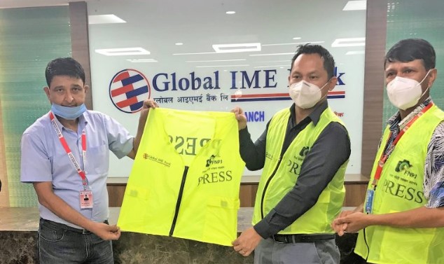 ग्लोबल आइएमई बैंकद्धारा फोटो पत्रकारलाई प्रेस ज्याकेट हस्तान्तरण