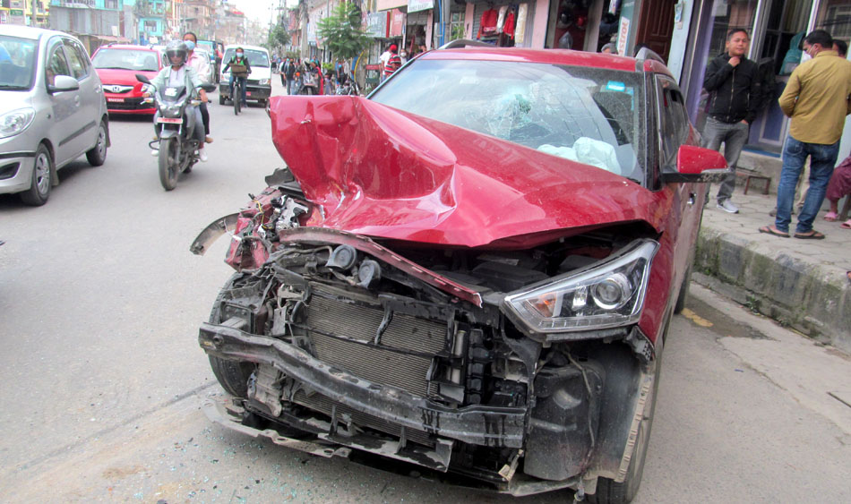 हात्तिगौडामा ट्रक र कार ठोक्किएर दुर्घटना, दुई जना घाइते