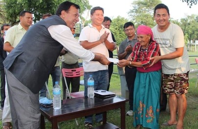 रत्ननगर नगरपालीकाद्धारा मृतक परिवारलाइ दश लाख रुपैयाँको चेक हस्तान्तरण