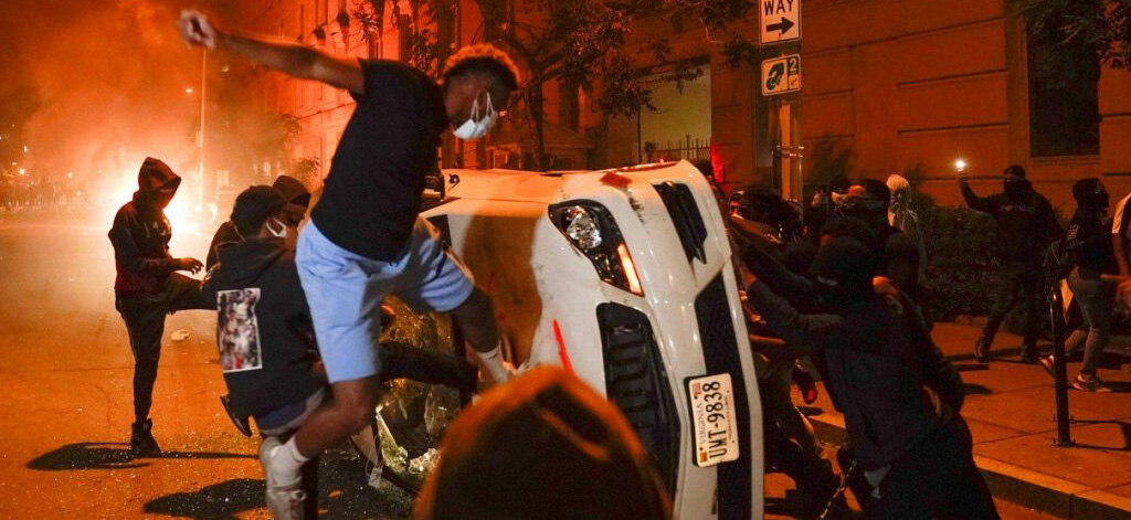 ह्वाईट हाउस अगाडि विध्वंश, राष्ट्रपति ट्रम्पलाई बंकरमा लुकाइयो, अमेरिकी बीमा कम्पनीमाथि अर्बौको भार