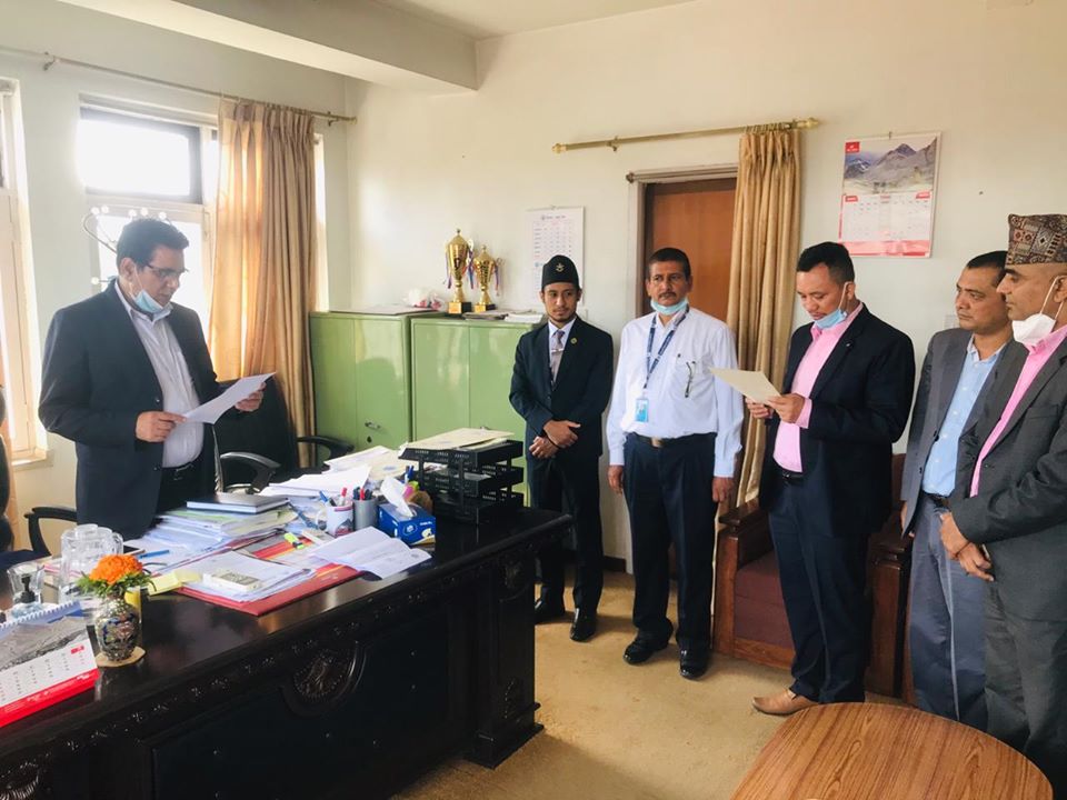 आरम्भ चौतारी लघुवित्तका संचालक समितिका अध्यक्ष पोखरेलद्धारा सपथ ग्रहण