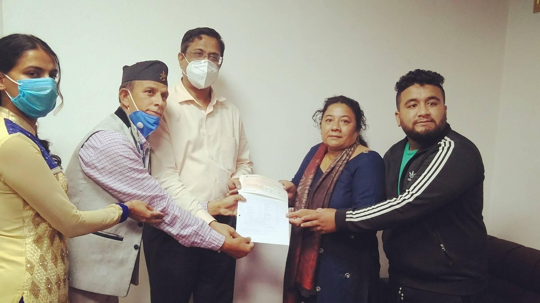 एलआइसी नेपालद्धारा मृतकको परिवारलाई १२ लाख रुपैयाँ दाबी भुक्तानी