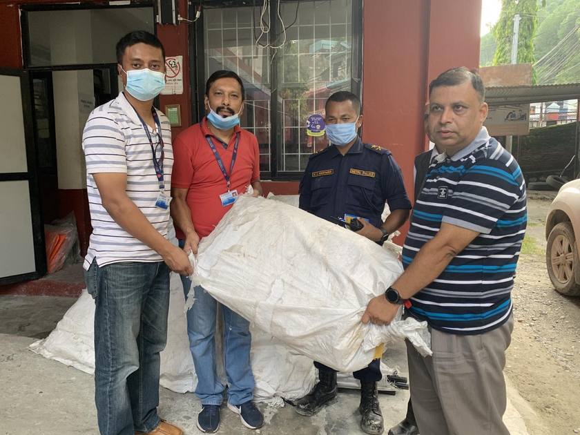 नेपाल इन्भेष्टमेन्ट  बैंकद्धारा पहिरो पीडितलाई सहयोग