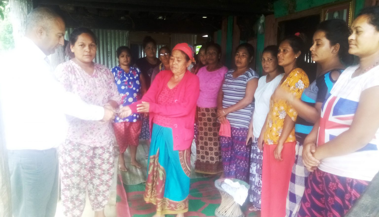 निर्धन उत्थान लघुवितद्धारा मृतकको परिवारलाई बीमा वापतको रकम हस्तान्तरण