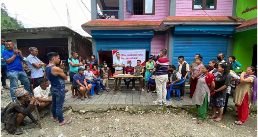 डिशहोमद्धारा पहिरो पिडितलाई राहत वितरण