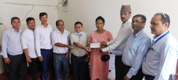 यातायात व्यवसायी समितिद्धारा मृतकको परिवारलाई बीमा वापत १० लाख रुपैयाँ प्रदान