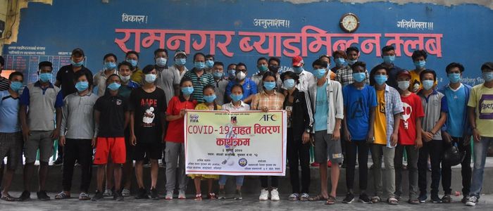 नवलपरासी जिल्ला फुटबल संघद्धारा खेलाडीलाई राहत वितरण