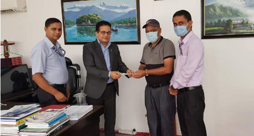 सडक निमार्ण कार्य क्षति वापत राष्ट्रिय बीमा कम्पनीद्धारा ४६ लाख ८३ हजार रुपैयाँ भुक्तानी