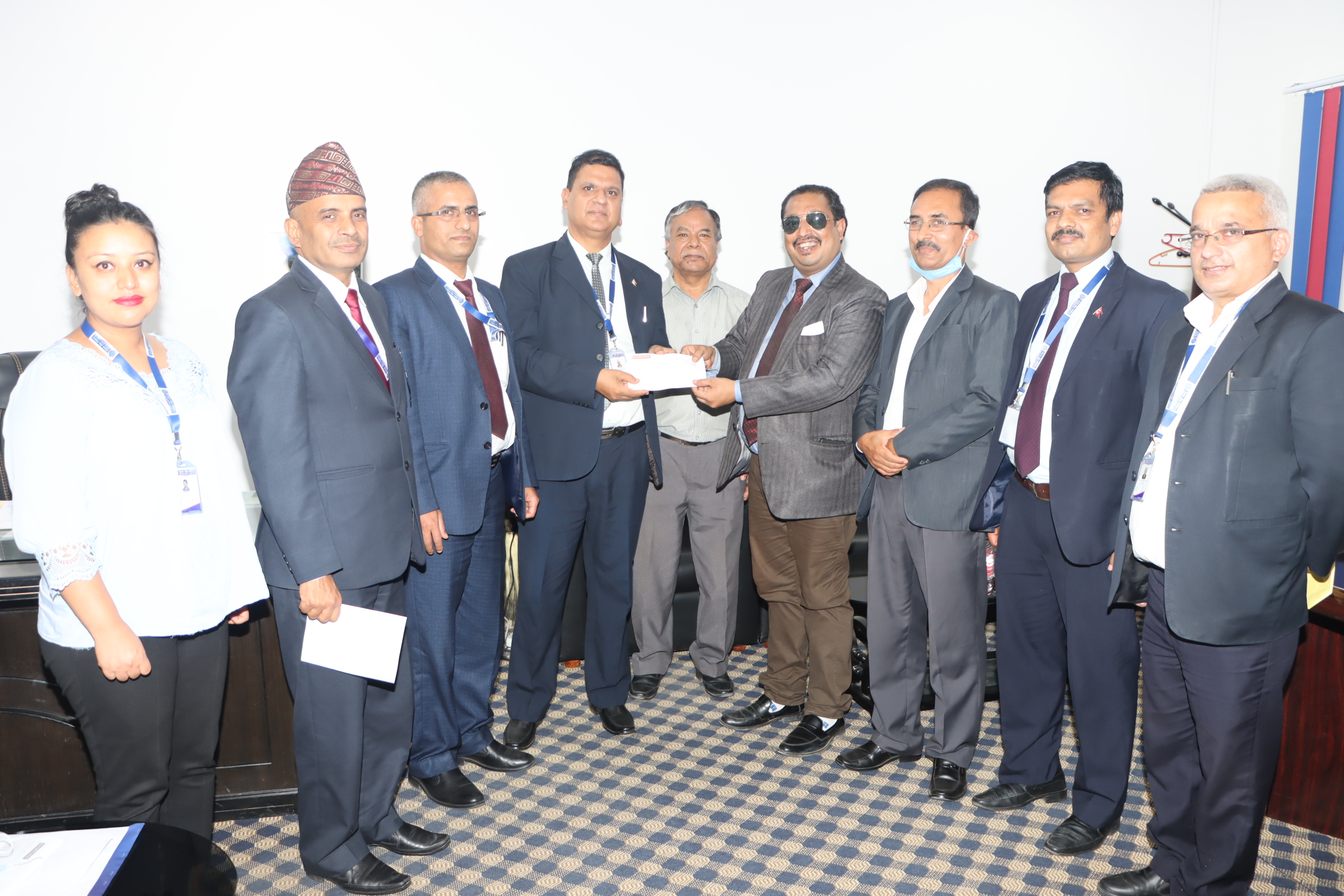 नेपाल इन्स्योरेन्सद्वारा एक लाख रुपैयाँ कोरोना बीमा दावी भुक्तानी