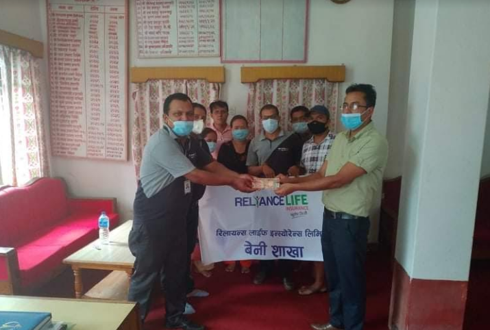 रिलायन्स लाइफका कर्मचारी र अभिकर्ताद्धारा पहिरो पिडितहरुलाई आर्थिक सहयोग