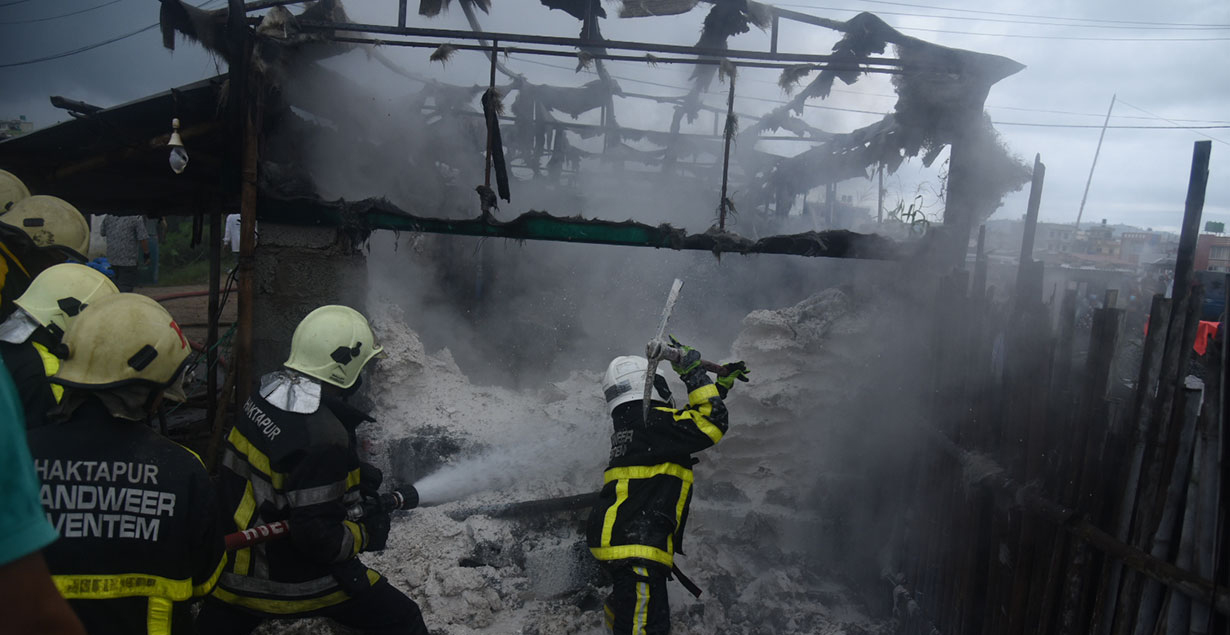 भक्तपुरको युनाइटेड नेपाल केमिकल उद्योगमा आगलागी, करोडौंको बीमा दावी पर्यो