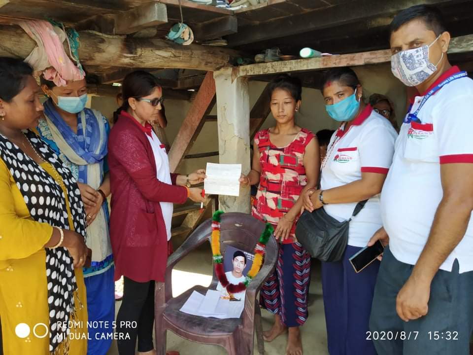 गुराँस लाइफद्धारा २० लाख ४१ हजार रुपैयाँ बीमा दाबी भुक्तानी