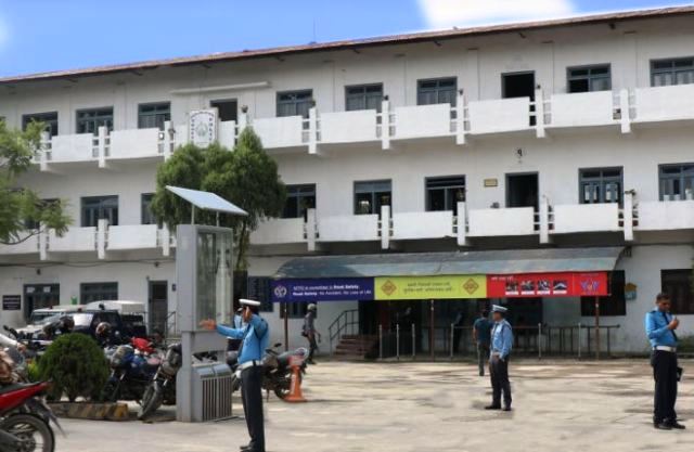 आजदेखि बैंक–बीमा कम्पनीका कर्मचारीहरु कार्यालय जान पाउने, यस्तो छ व्यवस्था