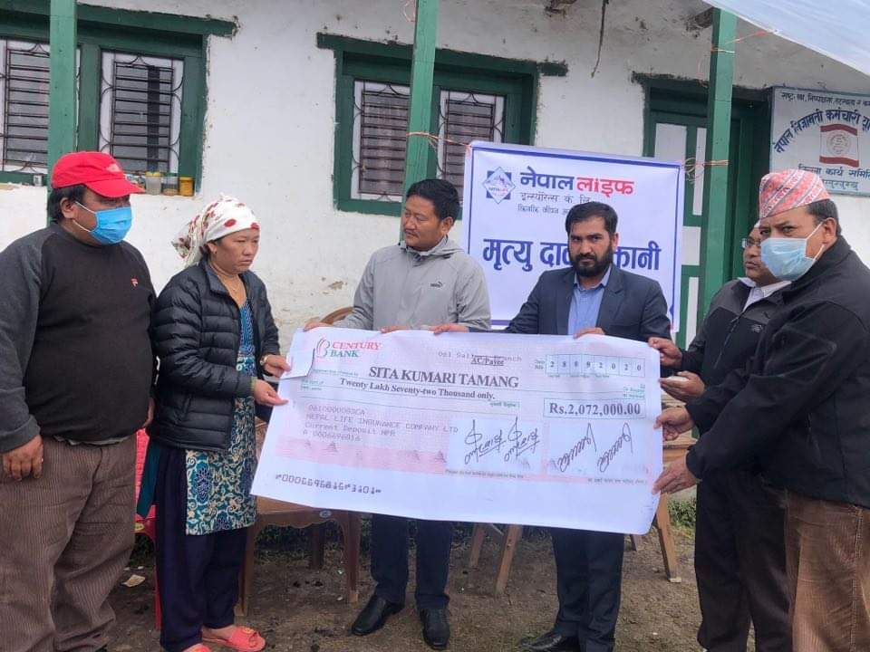 करेन्ट लागेर मृत्यु भएका तामाङ परिवारलाई २० लाख बीमा दावी भुक्तानी