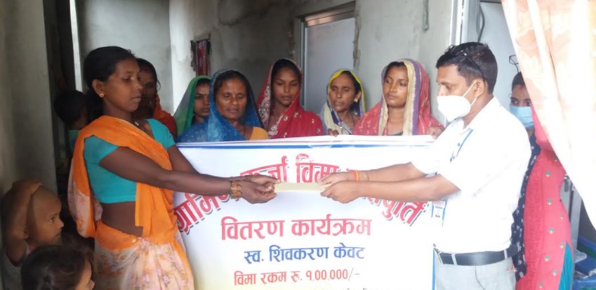 उन्नति सहकार्य लघुबित्तद्धारा मृतकका परिवारलाई बीमा रकम हस्तान्तरण