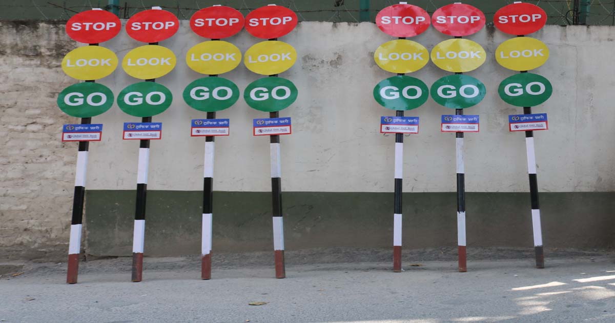 ग्लोबल आइएमई बैंकद्धारा ट्राफिक पोल हस्तान्तरण