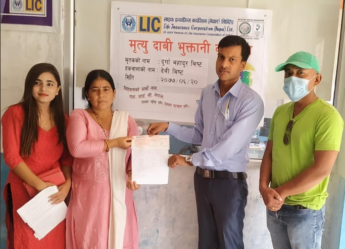 एलआइसी नेपालद्धारा मृतकको परिवारलाई २९ लाख ९५ हजार रुपैयाँ मृत्यु दाबी भुक्तानी