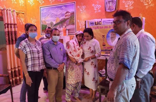 एलआईसी नेपालद्धारा एक करोड २६ लाख दावी भुक्तानी