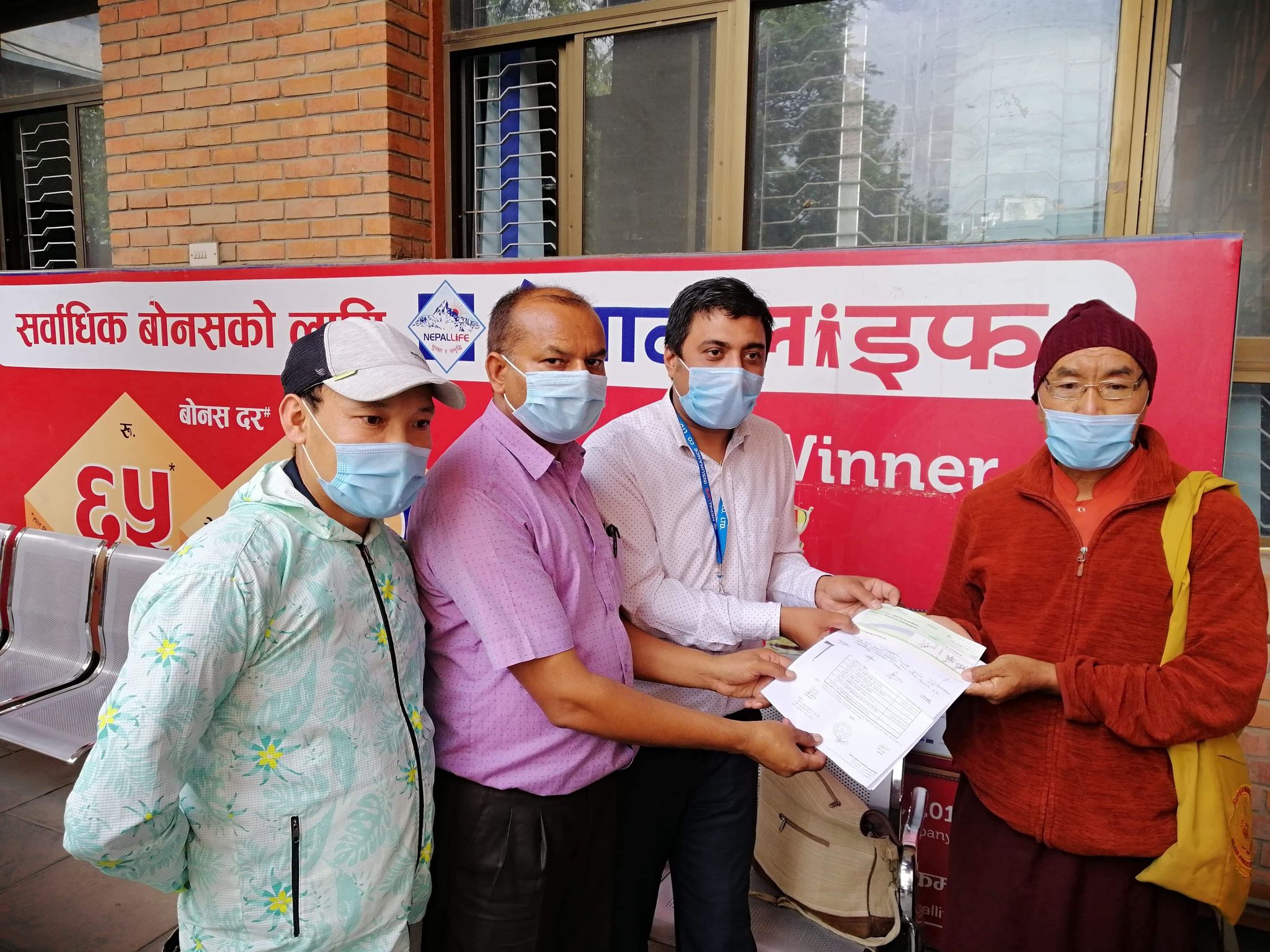 ४३ बर्षमा बाबु बिते, नाबालकले पाए जीवन बीमा बापतको २५ लाख