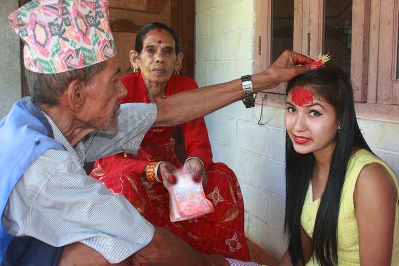 दशैंमा दक्षिणाको उपयोगः बीमा पोलिसी खरिद, बालबालिकाको भविष्य सुनिश्चित
