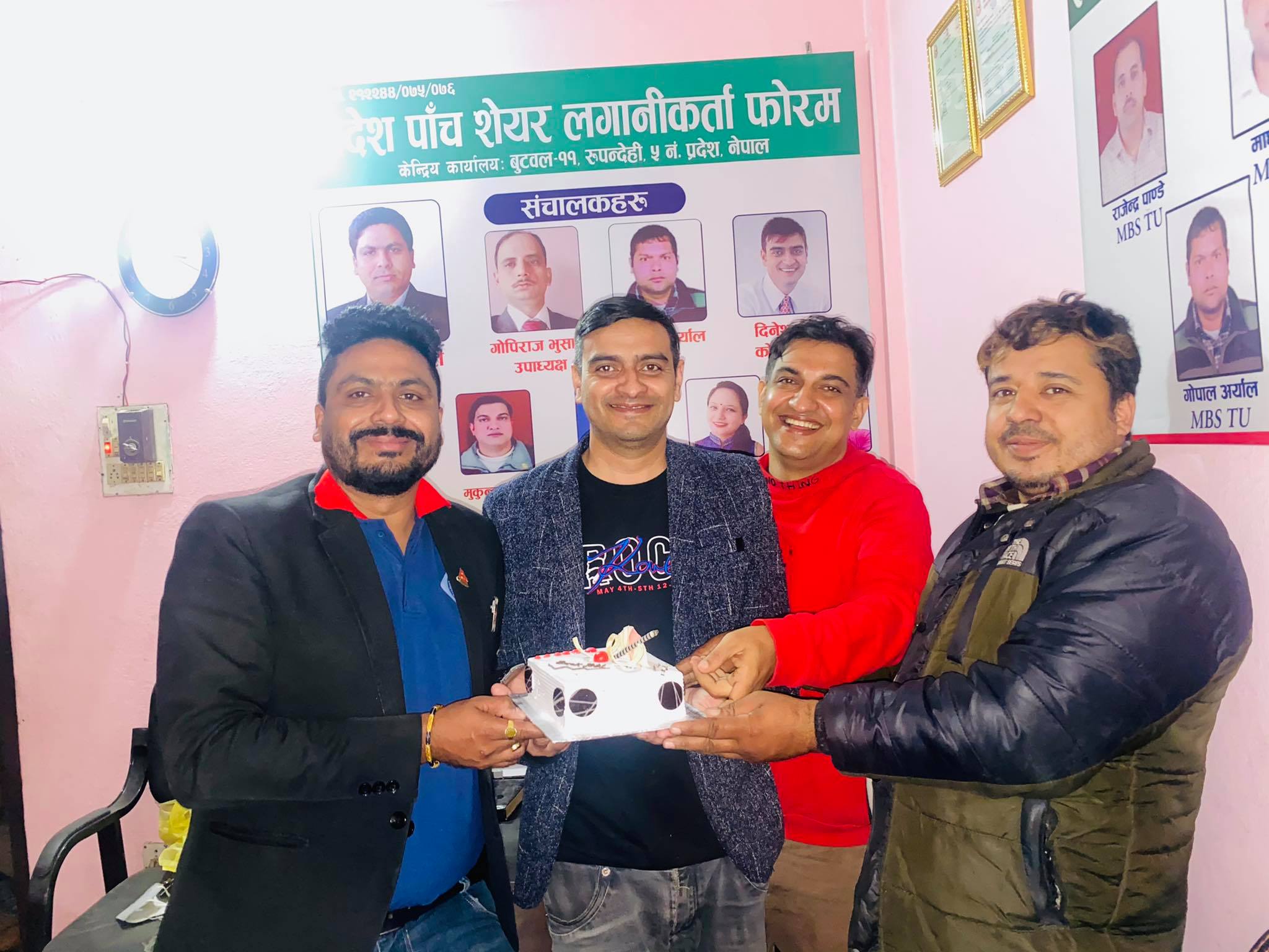 केक काटेर “प्रदेश ५ शेयर लगानीकर्ता फोरम”ले मनायो शेयर बजारको एतिहासिक दिन