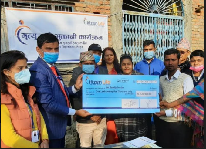 सिटिजन लाईफद्धारा मृतकको परिवारलाई बीमा वापतको रकम हस्तान्तरण