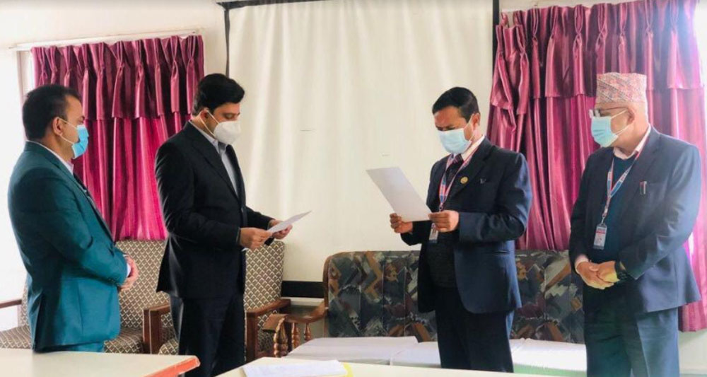 गुराँस लाइफ इन्स्योरेन्सका अध्यक्ष दुगड बीमा समिति पुगेर लिए शपथ