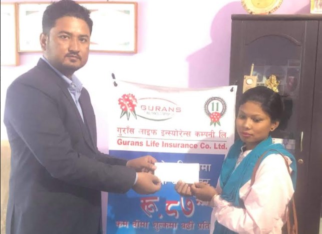 गुराँस लाईफद्वारा धनगढीका चौधरी परिवारलाई १० लाख बीमा दावी भुक्तानी